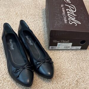 Black almond shaped toe flats with bow detail